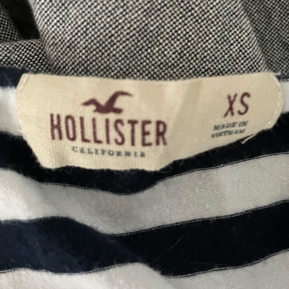 Hollister crop top stripped 🖤🤍🖤 - Picture 3 of 3